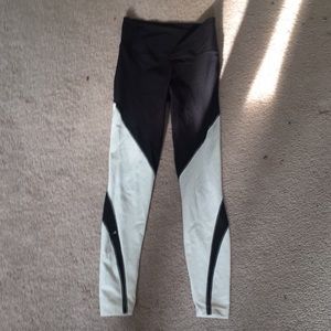 Black and white nike leggings